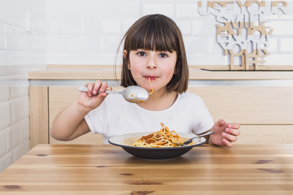 Background Anak Makan Di Meja Penuh Makanan Makan Keluarga Anak Laki